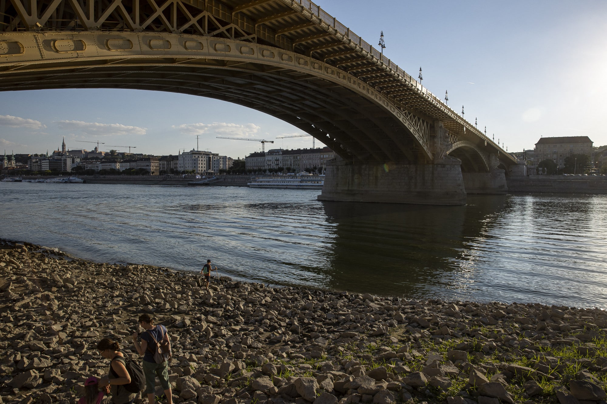 Kiszáradt Duna-meder a Margit híd pillérénél Budapesten