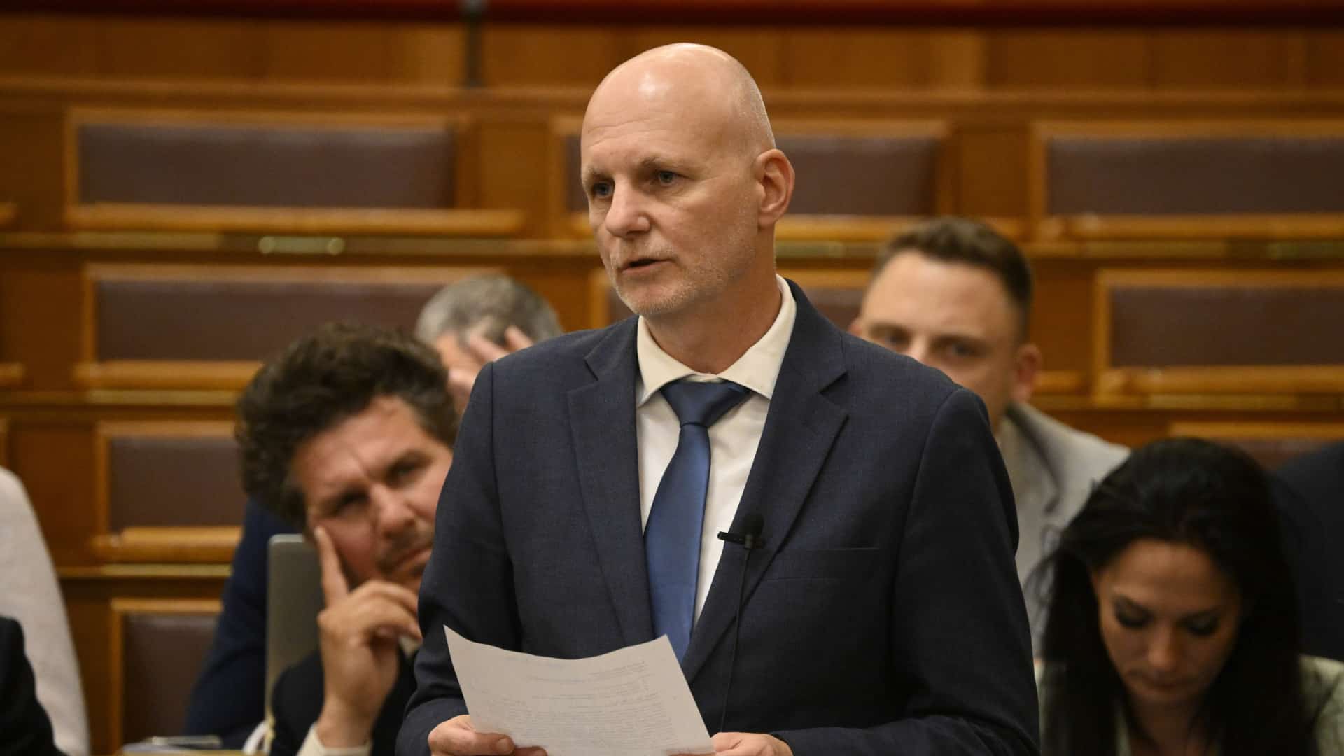 Tanács Zoltán a KRÉTA és Neptun feljelentés részleteit ismerteti a kormányszóvivői tájékoztatón