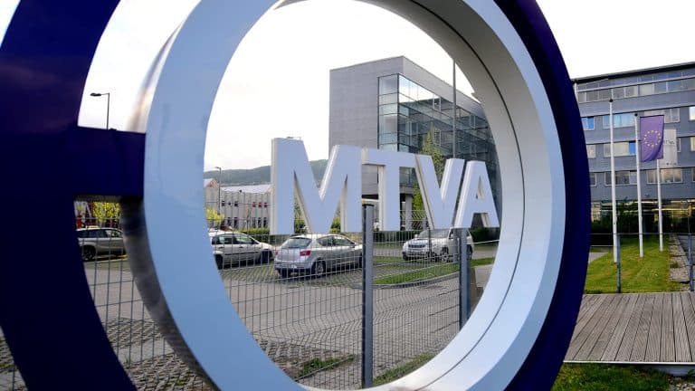 Az M1 Műsora Részeként Visszatérő Angyalbőrben Című Magyar Televíziós Sorozat Szereplői