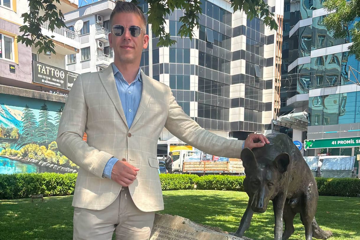 Magyar Péter nyaralása és Bohár Dániel szállodai felvetései