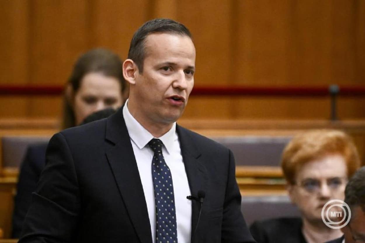 Magyar Péter a fideszes padsorokhoz lép a parlamenti balhé és Takács Péter videózása közben