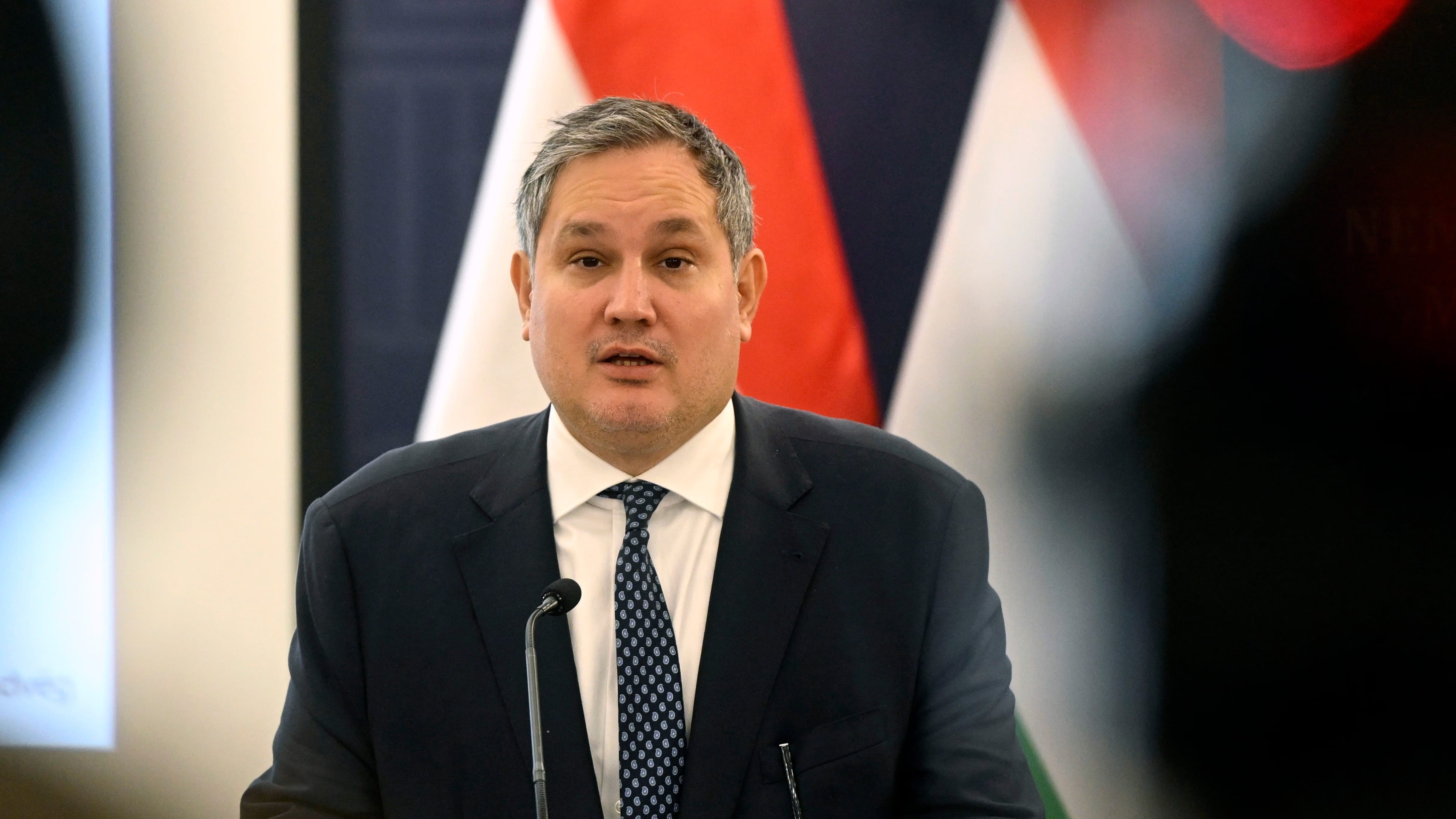 Nagy Márton az Ecofin brüsszeli ülésén az antwerpeni luxushotelben töltött éjszakák idején