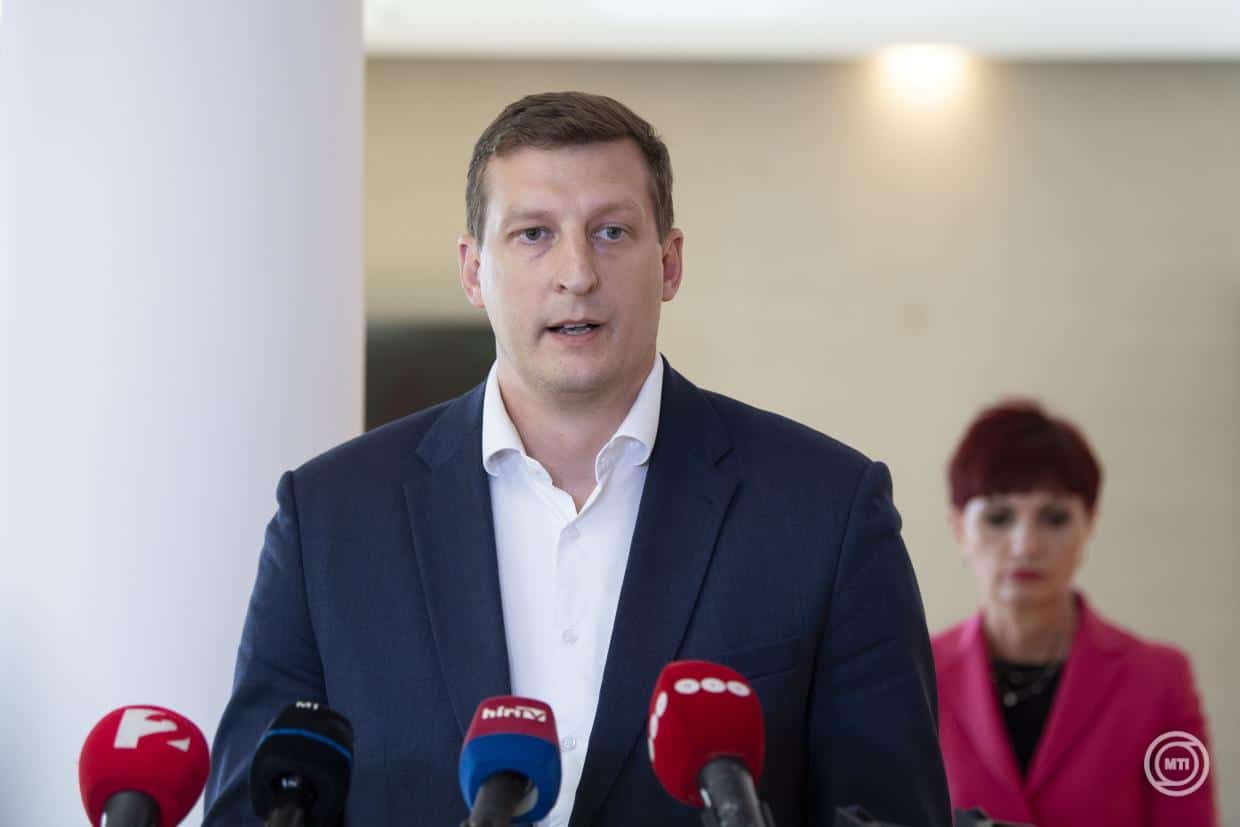Panyi Miklós a parlamentben, ahol Ábrahám Róbert Kátai-Németh Vilmost sértő kijelentéséről írt
