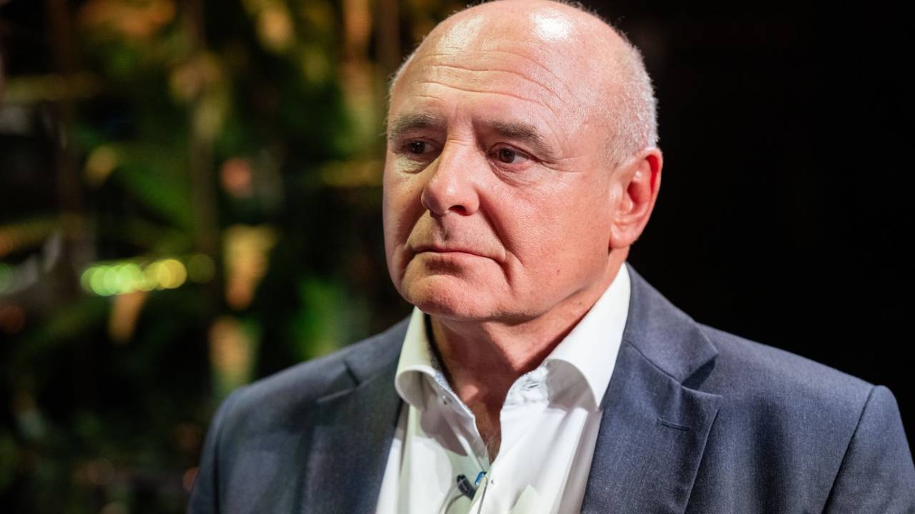 Rónai Egon új műsora, a Nyílt szín házigazdája a Játékszín színpadán
