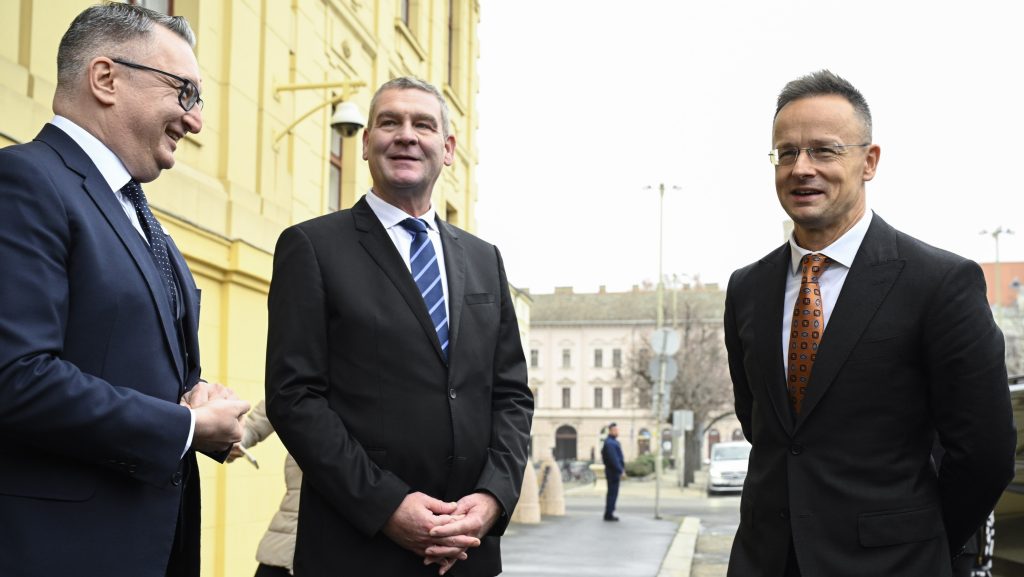 Szijjártó Péter BYD-vezetőként telefonon egyeztetett Botka László szegedi polgármesterrel