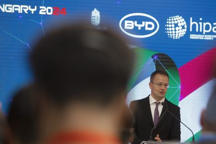 A Szijjártó–BYD ügy ülése 2051-ig titkos – a Suszter, szabó, baka, kém szerint a hozzáférés a valódi kockázat