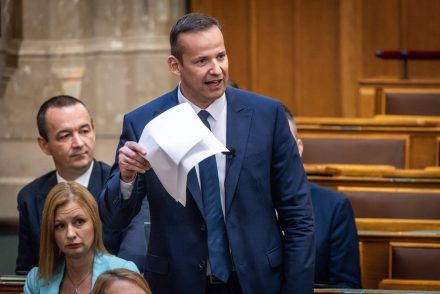 Megjött Toroczkai László magyarázata, miért maradtak ülve a roma holokauszt emlékezése során