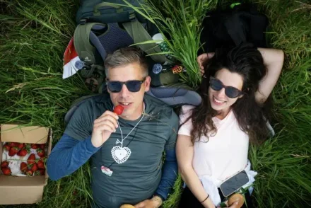 Magyar Péter a Hungaroringen fotózkodott Szabó Ilonával – A jelölt kampánybuszának ablakában mindenki nézővé válik