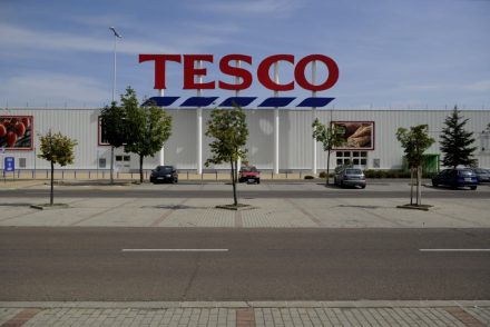 Nemcsak a világításból vesznek vissza: a Tesco italhűtőket állít le, a MOL autómosókat zár be