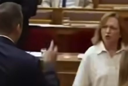 Bujdosó Andrea üvöltve ment Toroczkai Lászlónak a parlamentben, teljesen kikelt magából