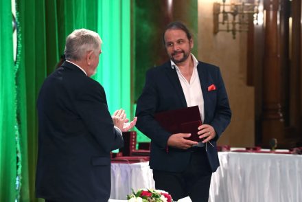 Rendőri előállítást tartottak Dézsy Zoltán fideszes propagandistánál, társánál emberi csontokat találtak