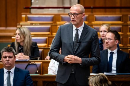 NKA-támogatások visszautalása: Tarr szerint 2,5 milliárdnál jár – A mások élete és az önvédelmi visszalépés