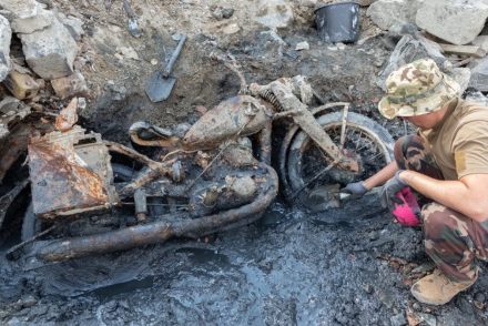 Videón, ahogy a második világháborús motort előkerült a Dunából – az oldaldoboz rejtheti a legfontosabb nyomot
