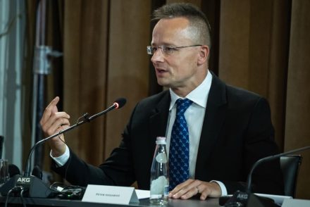 Lebukott Szijjártó Péter: Végrehajtás kellett ahhoz, hogy a Külügy elárulja, mely lapokat engedték a közelébe