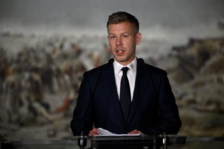 Jöhet-e a nagyvállalatok kötelező korlátozása? Magyar Péter szerint most dől el