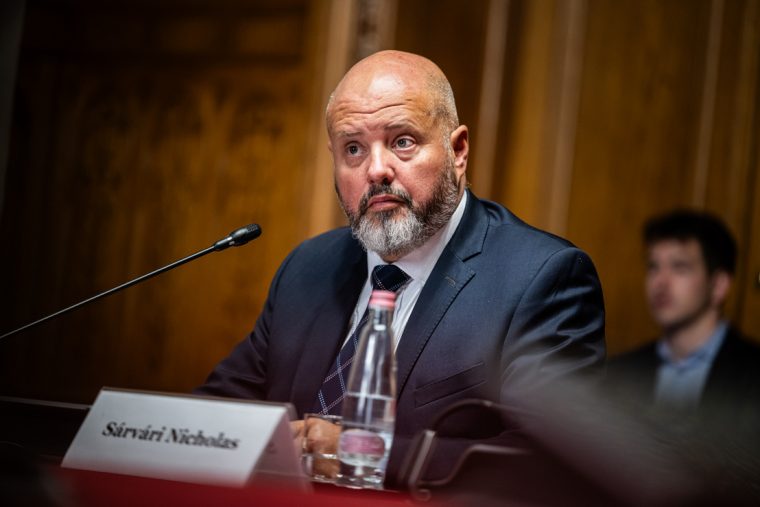 Tranzakciós gráffal sokkolt a bizottság előtt Sárvári Nicholas: angol bíróságokkal és vádalkukkal szerezné vissza a kimentett milliárdokat