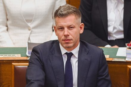 Miért kellett azonnal kiküldeni? Magyar Péter paksi élője előtt bekapcsolva maradt a mikrofon