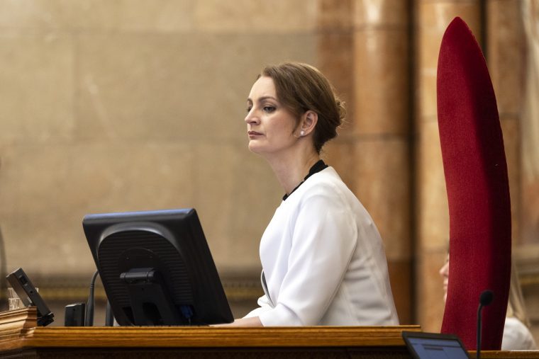 Személyes fotóval búcsúzott kisfiától Forsthoffer Ágnes az első iskolanapon: a házelnök fontos üzenetet hagyott a diákoknak