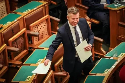 Magyar Péter elvitte Takács Péter papírjait – jegyzet vagy szakvizsgatételek voltak?