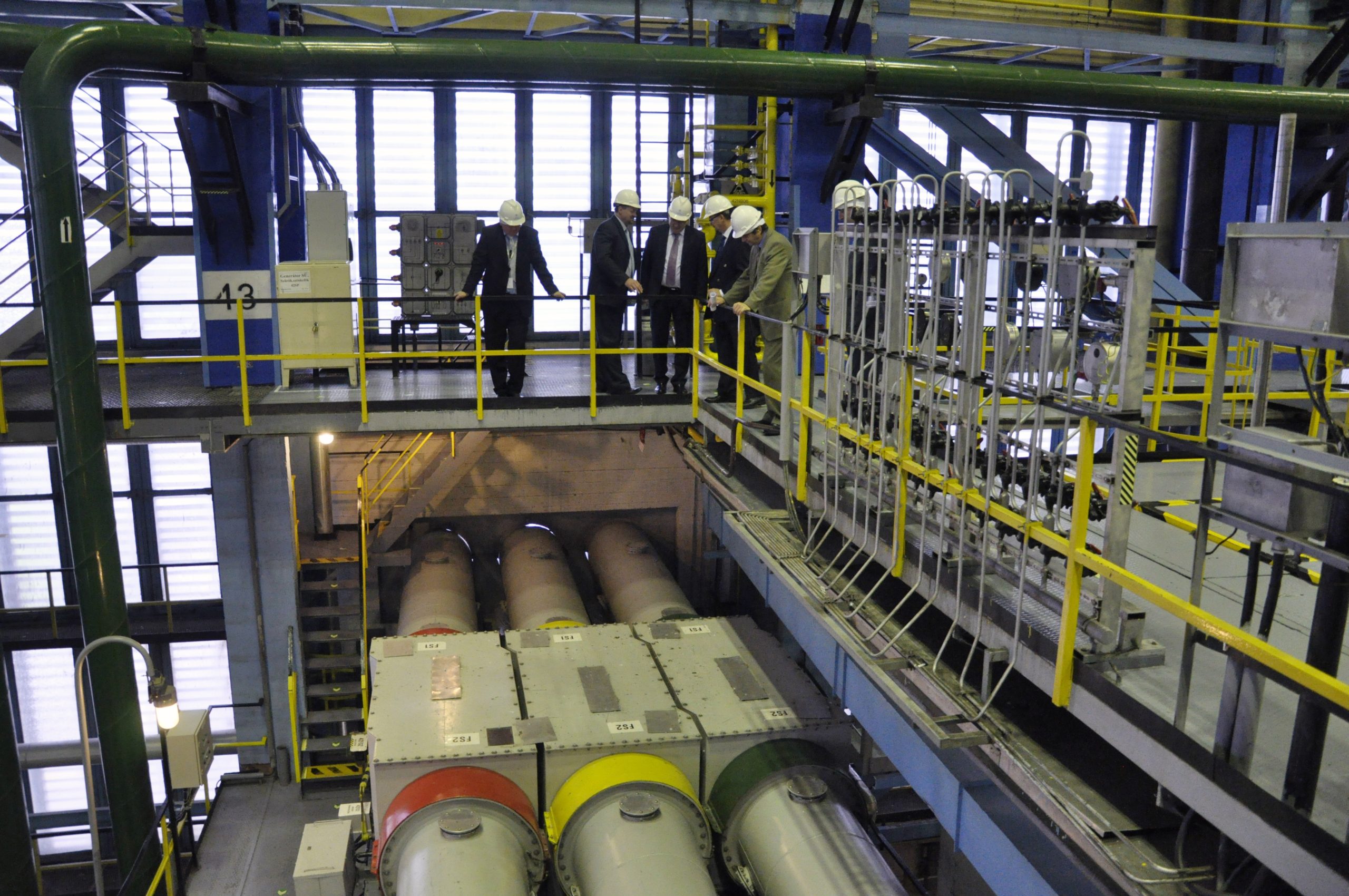 A Paksi Atomerőmű épületei és hűtőtornyai nappali fényben.
