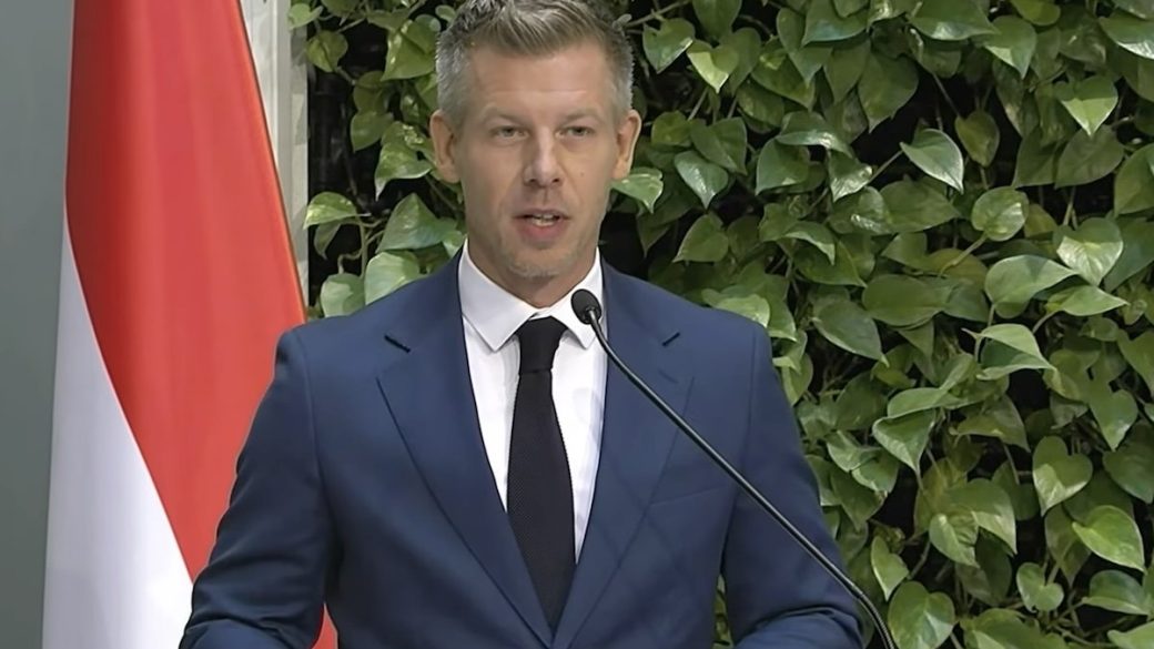 Magyar Péter a paksi Duna-vízállás miatti kormányzati tájékoztatón