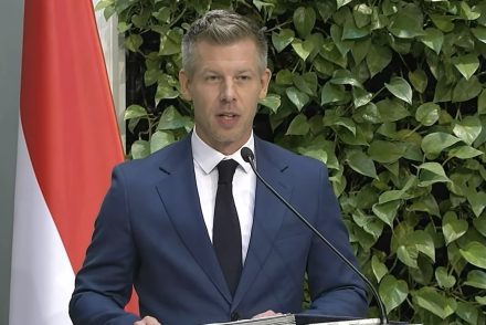 Magyar Péter felszólítása után Szíjj László cége került a paksi vita középpontjába