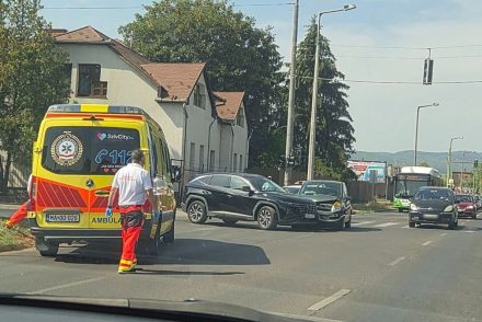 Végzetes buszbaleset az Astoriánál: egy nő az életéért küzd, kilenc sérültet hozott a buszbaleset Astoria csomópontjában