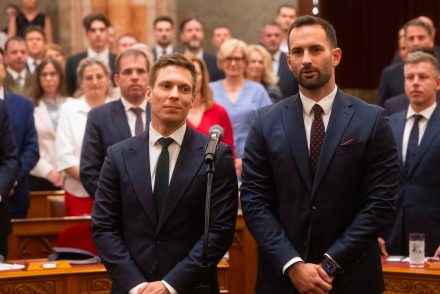 Rajtuk nevet az ország: Két fideszes képviselő belebakizott az eskübe – Magyar Péter máris politikai ítéletet gyártott belőle