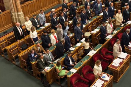 A Mi hazánk újabb parlamenti botrányt csinált: megint ülve maradtak, ezúttal a roma holokauszt megemlékezésén