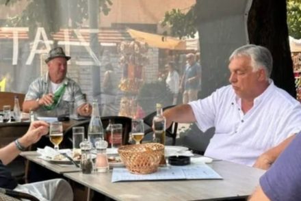Lesifotó buktatta le Orbán Viktort – Nem tűnt el, csak jóízűen sörözget Szerbiában