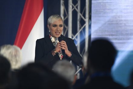 Ennyire utálják Tóth Gabit? Tojásdobálást szerveztek a tápiószecsői koncertjére – megszólalt a polgármester