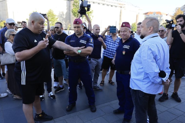 Megtámadták Gulyás Balázst: „Gyere, játsszuk le, ha feljelentesz, neked annyi” – Bede Zsolt és barátja rászervezett az Unger Anna elleni tiszás tüntetésre