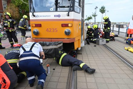 Újra kellett éleszteni a szerelvény alá szorult gyereket: hidraulikus emelőkkel küzdöttek a tűzoltók a Batthyány tér villamosbaleset helyszínén