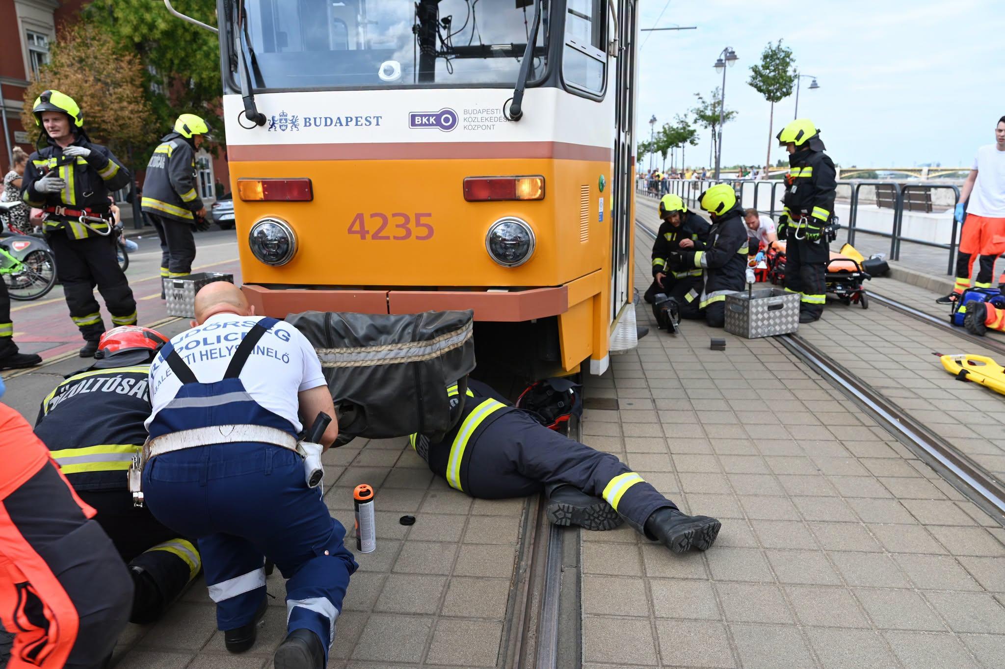 Újra kellett éleszteni a szerelvény alá szorult gyereket: hidraulikus emelőkkel küzdöttek a tűzoltók a Batthyány tér villamosbaleset helyszínén