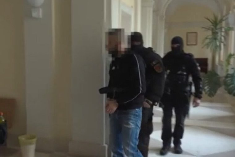 Bosszúból végezte ki alvó kisfiát a zákányi apa: a saját fiára fogta a gyilkosságot, soha nem szabadul