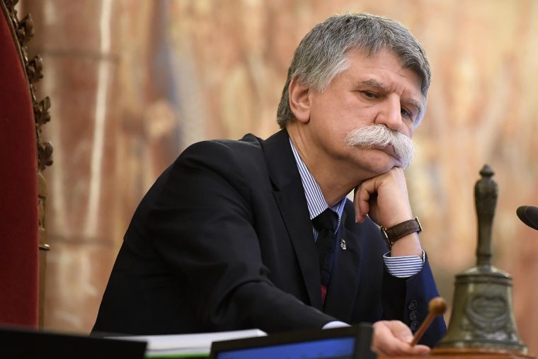 kover laszlo batai megemlekezes koszegi krisztian kezfogas
