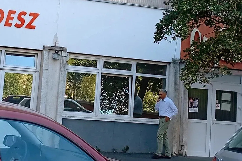 Lázár János Szombathelyen, egyeztetés közben / Fotó: Ugytudjuk.hu