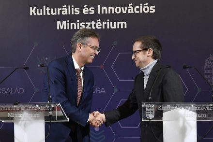 Magyar Levente 774 milliót írt alá – forráskép