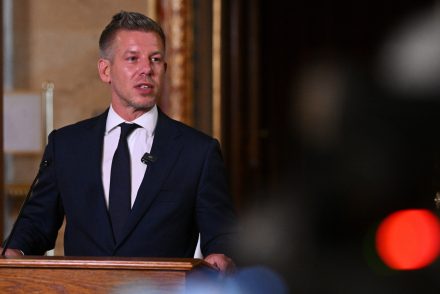 A miniszterelnök törte meg a csendet a katonai légibalesetről: Magyar Péter bejelentése után derült ki, hogy Szolnok mellett csapódott be a Gripen