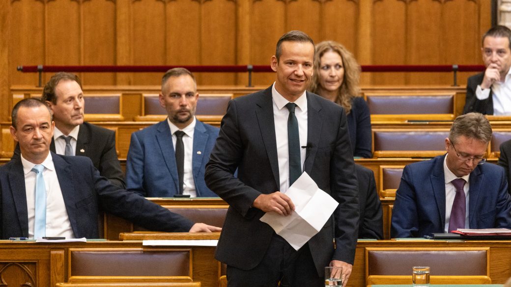Toroczkai László, a Mi Hazánk elnöke az Országgyűlés üléstermében