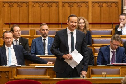 Mi hazánk-roma holokauszt-botrány: felálltak, de közben Dúró Dóráék mobiloztak: Magyar Péter közölte, hogy amíg a Mi Hazánk nem kér bocsánatot, nem állnak szóba velük