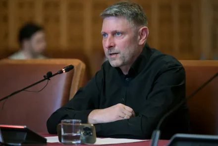 Náci karlendítés miatt büntették Németországban, mégis a közmédia felügyeletére küldi Moys Zoltánt a Mi Hazánk