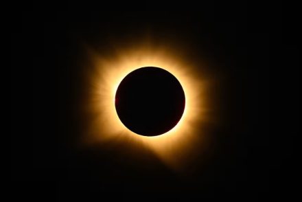6 perc 23 másodperces sötétség és 41 fokos pokol: a 2114-ig megdönthetetlen teljes napfogyatkozás miatt 2000 fontos éjszakánkénti árakkal rabolják le Luxort a turisták
