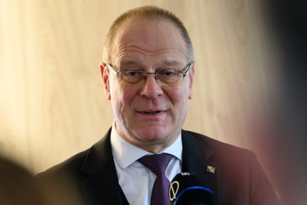 Összeszólalkozott Navracsics Tibor a Kossuth Rádió új műsorvezetőjével: „Ön is felelős az elmúlt 30 évért”