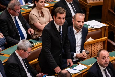 Németh Balázs szerint megbukott a kormány: Magyar Péter „sírós videókban könyörögne a telefontöltők kihúzásáért”