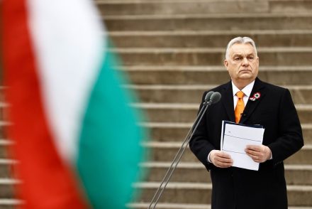 24 napos adriai rejtőzködés után egy dallal szúrta ki a szavazók szemét Orbán Viktor, miközben Navracsicsék már a Fidesz temetését szervezik