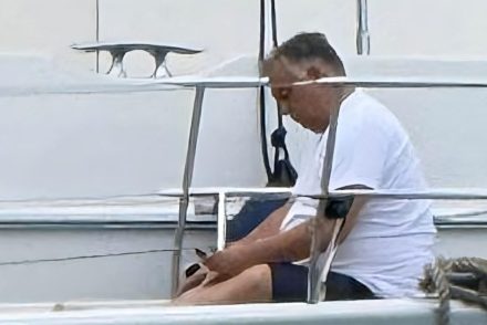 Kiszivárgott: Félmeztelenül videózták le Orbán Viktort, fürdőnadrágban integet a 163 milliós luxushajó létrájáról