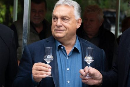 Orbán Viktor egy szerb valóságshow-sztárral pózolt – a nyaralásból lassan önálló műsor lett