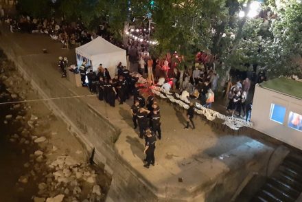 Súlyos balesetet szenvedett, miután leesett egy férfi a budapesti Pontoonnál: a biztonsági őr paprikaspraye miatt elveszítette látását