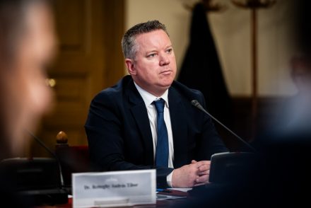Pósfai Gábor megint kirúgott két vezetőt, ezúttal a vizsgálat lezárása előtt: Bozóky Alex után Falvai Mátyást is leváltották